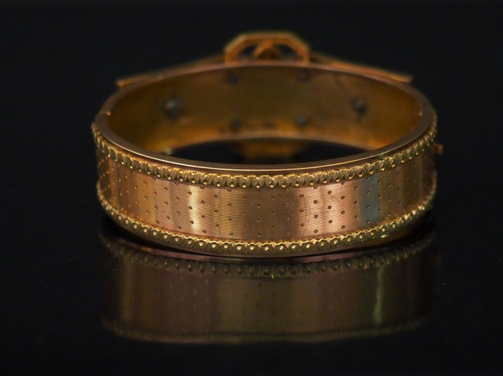 Bracelet manchette Napoléon III en or, à décor de frises de feuillage 