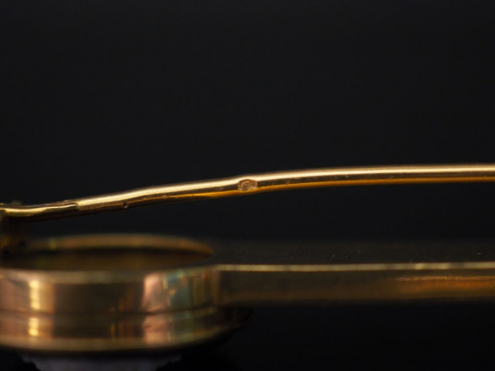 Broche barrette Napoléon III en or jaune et pierre dure, ornée à chaqu