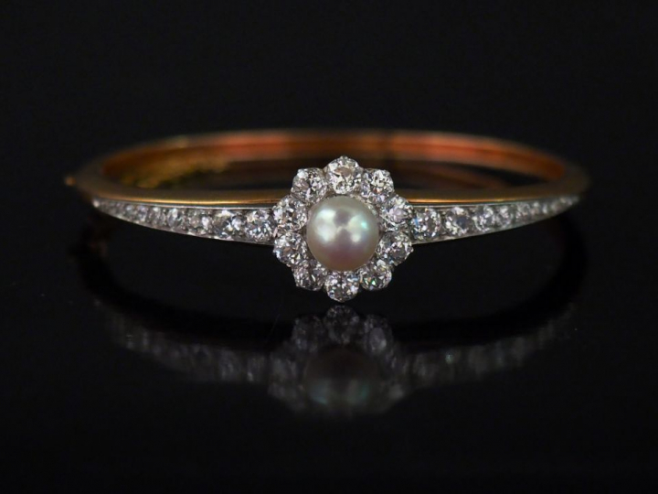 Bracelet jonc Napoléon III en or jaune, à décor en son centre d'une ma