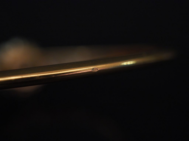 Bracelet jonc Napoléon III en or jaune, à décor en son centre d'une ma