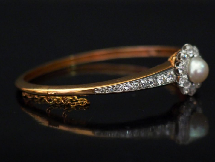 Bracelet jonc Napoléon III en or jaune, à décor en son centre d'une ma