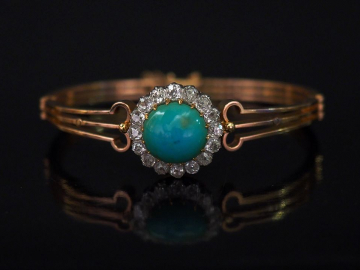 Bracelet jonc Napoléon III en or jaune, à décor en son centre d'un mot