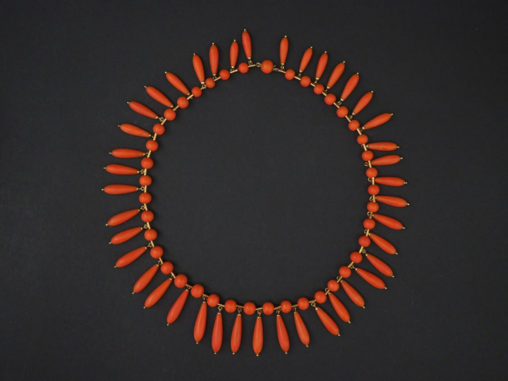 Collier souple Napoléon III en or jaune et corail, à décor de pendeloq