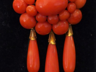 Vente aux enchères Broche/pendentif ovale en or jaune et corail, à décor de trois pendelo