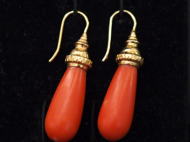 Paire de perce-oreilles Napoléon III en or jaune et corail en forme de