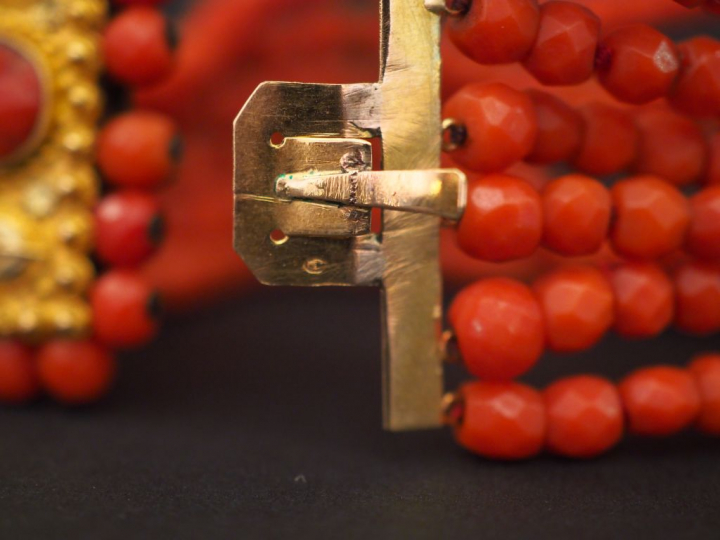 Bracelet manchette Napoléon III à six rangs en or jaune et perles de c