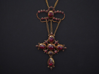 Vente aux enchères Collier Napoléon III en or jaune et grenats, à décor d'une motif centr