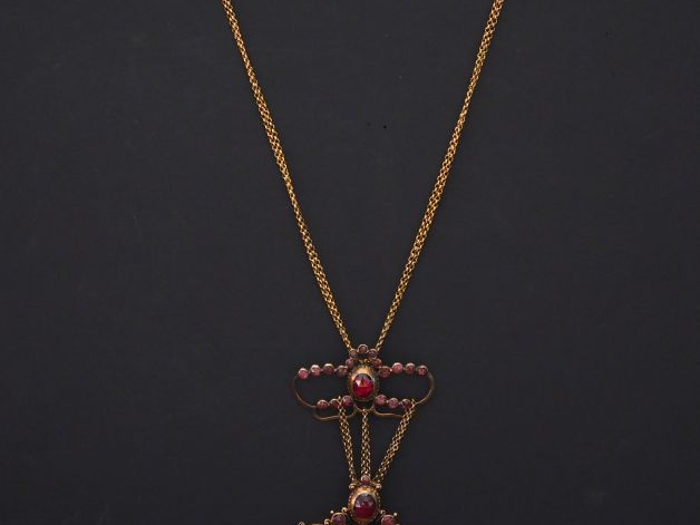 Collier Napoléon III en or jaune et grenats, à décor d'une motif centr