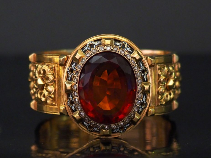 Bracelet manchette Napoléon III en or jaune, à décor d'un médaillon ov