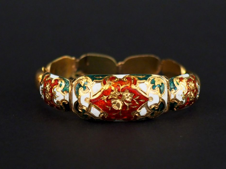 Parure Restauration en or jaune et émail polychrome, à décor de trophé