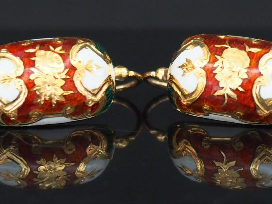 Parure Restauration en or jaune et émail polychrome, à décor de trophé