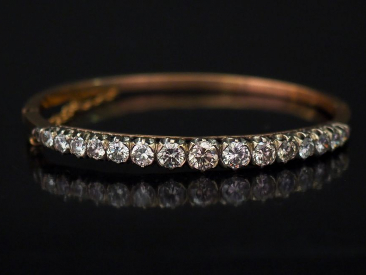 Bracelet jonc Napoléon III en or jaune, sertie d'une ligne de dix-sept