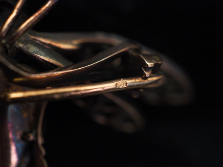 Broche en forme de bourdon en or jaune et argent.  Le thorax et l'abdo