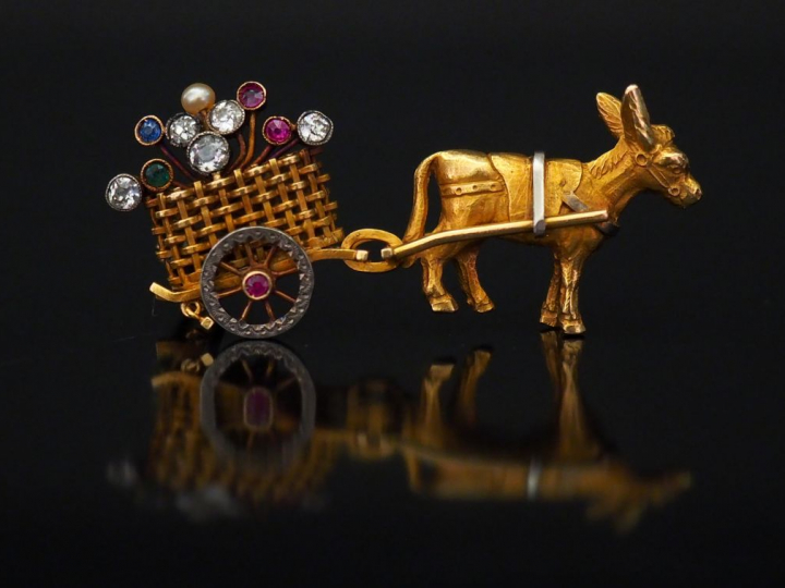 Broche en forme de mule tirant une charrette de fleurs en or jaune, se