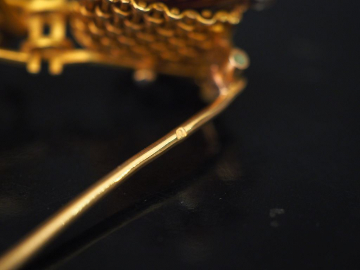 Broche en forme de mule tirant une charrette de fleurs en or jaune, se