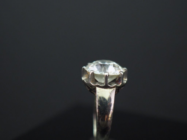 Bague solitaire en platine et or blanc, sertie en son centre d'un diam