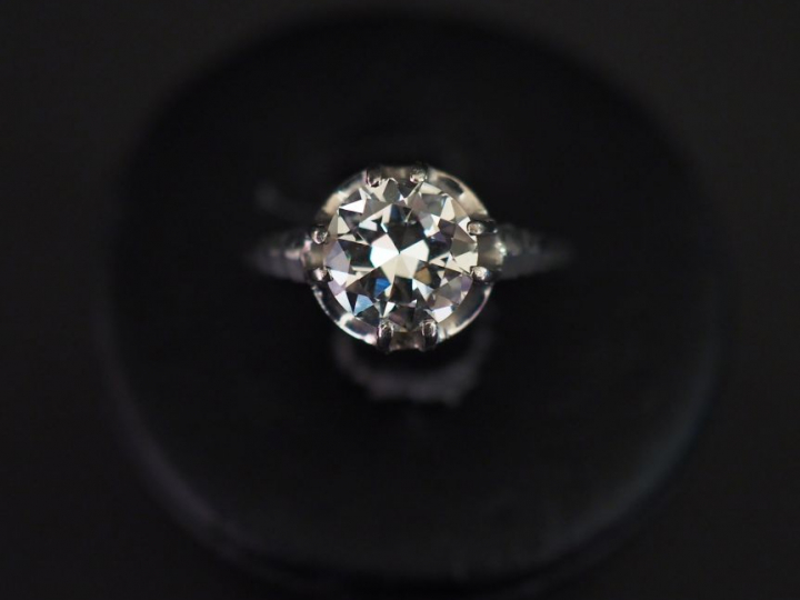 	Bague solitaire de style Art déco en platine, sertie en son centre d’