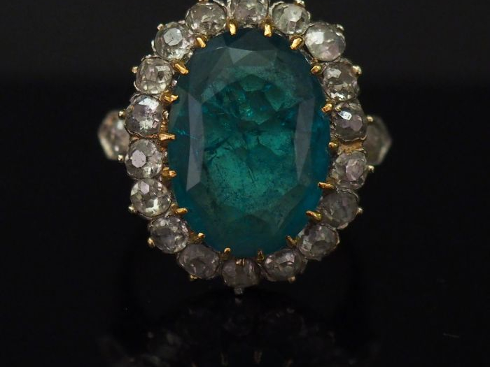 Bague marguerite en or jaune, sertie en son centre d'une émeraude oval