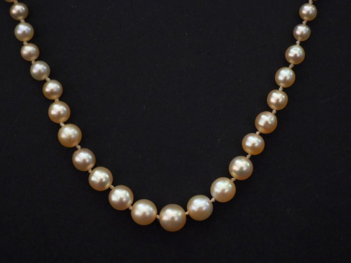 Collier de cent-quarante perles fines arrondies et ovales de couleur c