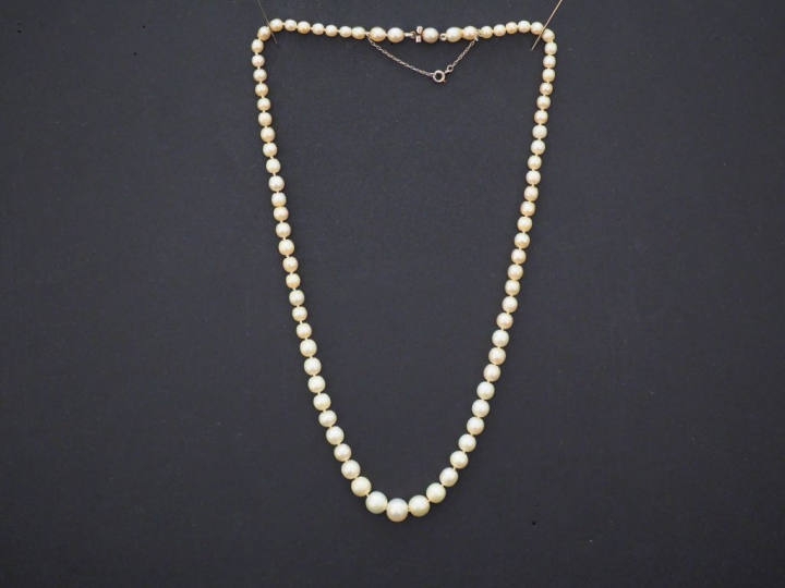 Collier de 78 perles fines disposées en chute. Fermoir orné d’une perl
