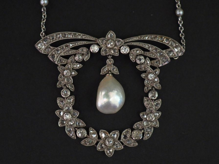 Collier de style Louis XVI en platine, à décor en son centre d’un moti