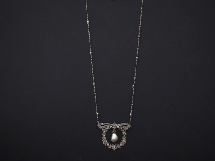 Collier de style Louis XVI en platine, à décor en son centre d’un moti