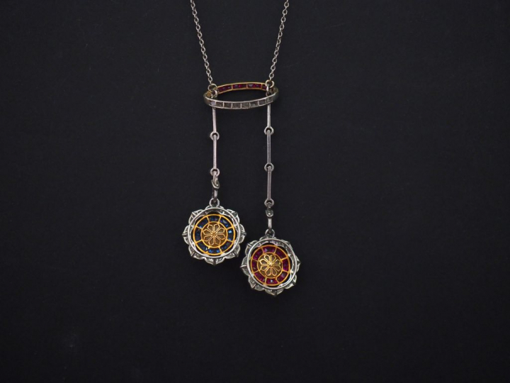 Collier négligé en or blanc, à décor de deux pendeloques en forme de f