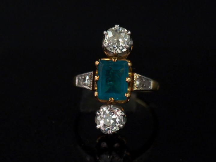 Bague marquise en or jaune, sertie en son centre d'une émeraude épaulé