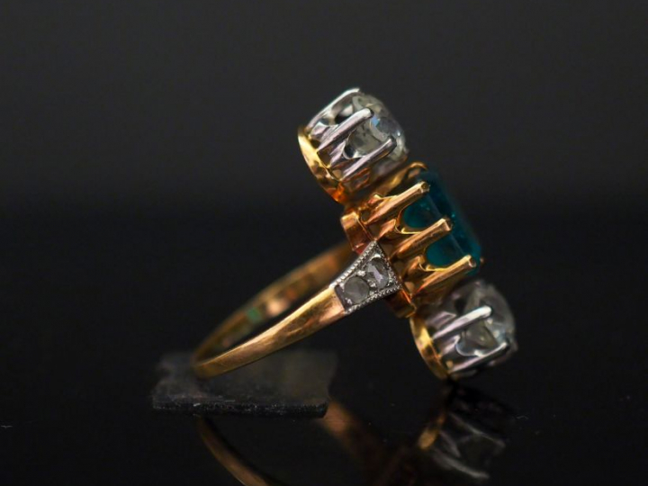 Bague marquise en or jaune, sertie en son centre d'une émeraude épaulé