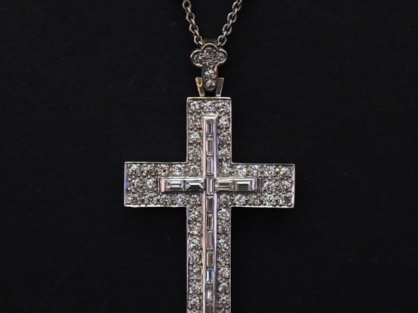 Pendentif en forme de croix et sa chaine en or blanc, sertie d'un pava