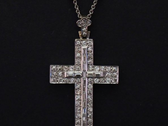 Vente aux enchères Pendentif en forme de croix et sa chaine en or blanc, sertie d'un pava