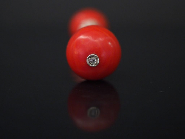 Broche Art déco en or blanc, sertie aux extrêmités de boules de corail