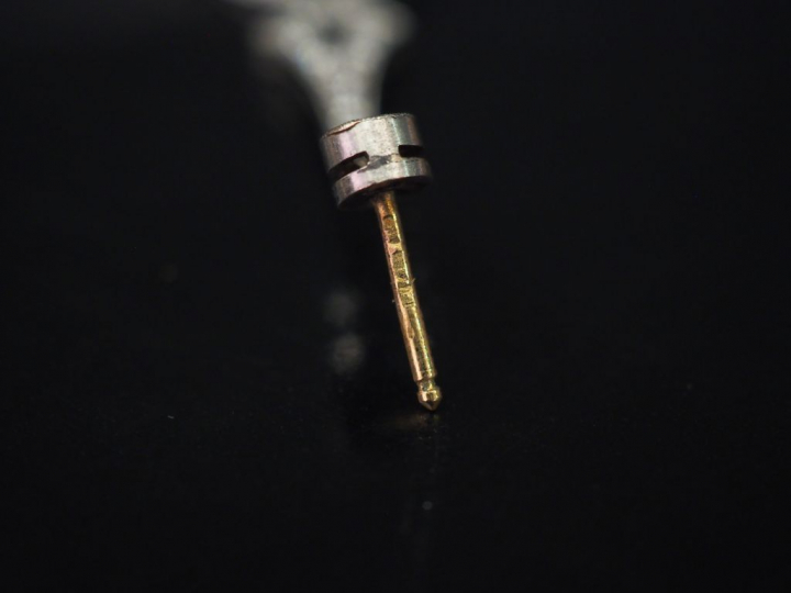 Paire de perce-oreilles Art déco en or blanc et diamants, composé d'un