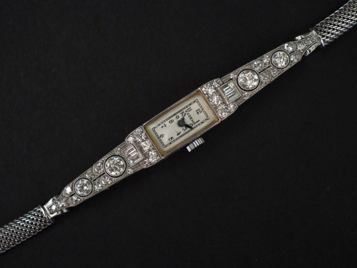 ESZEHA Montre bracelet de dame de style Art déco en or blanc, sertie d