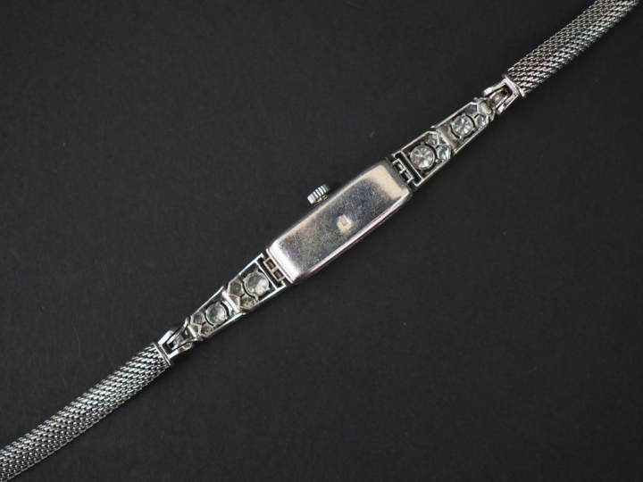 ESZEHA Montre bracelet de dame de style Art déco en or blanc, sertie d