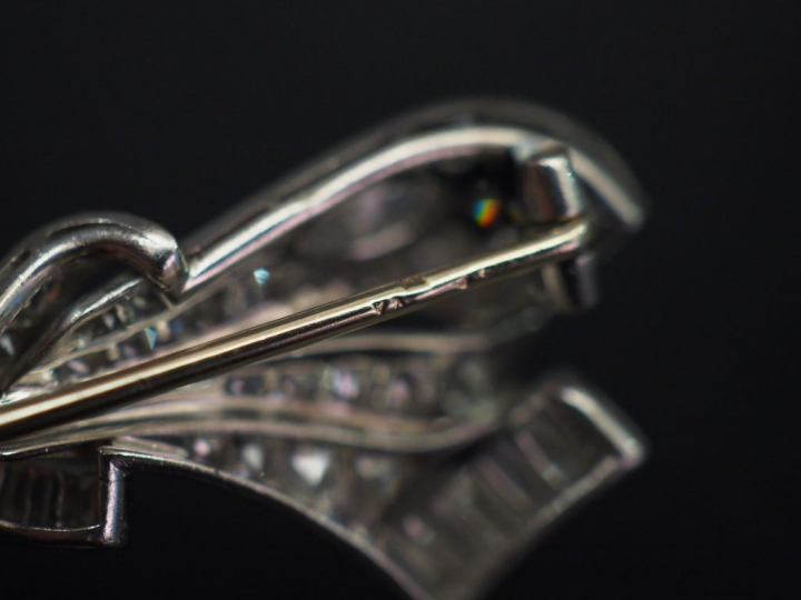 Broche en platine et or blanc, en forme de nœud de ruban, sertie de di