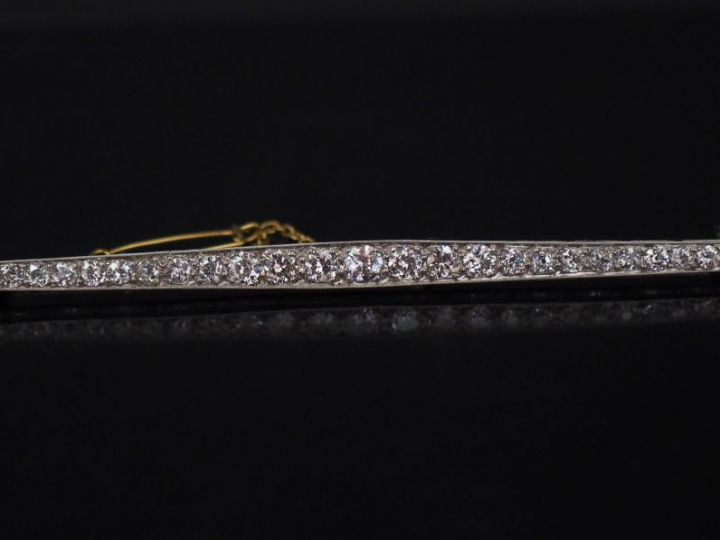 Broche barrette en platine, sertie de vingt-neuf diamants taille ancie