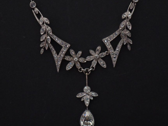 Vente aux enchères Collier articulé en en platine, à décor en son centre de fleurs et bra