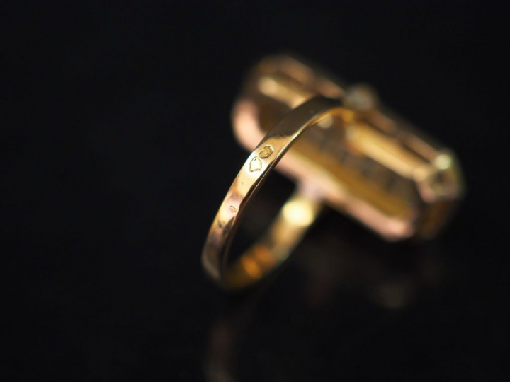 Bague de forme marquise en platine et or jaune, sertie d'un pavage de 
