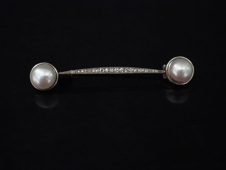 Broche barrette en or blanc et jaune de forme légèrement incurvée, ser