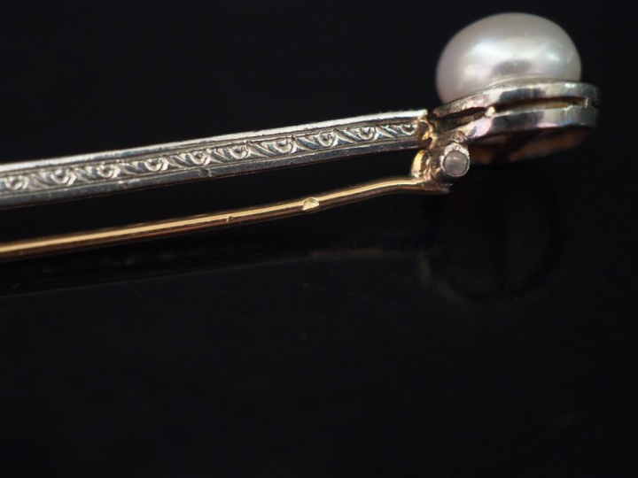 Broche barrette en or blanc et jaune de forme légèrement incurvée, ser