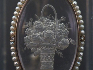 Vente aux enchères Collier en or blanc, à décor d’un pendentif ovale serti en son centre 