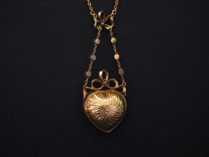 Collier de style Louis XVI en or jaune, à décor d’un noeud de ruban se