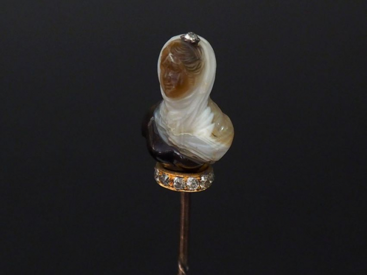 Epingle à cravate en or jaune 14k, à décor en pierre dure d'une femme 
