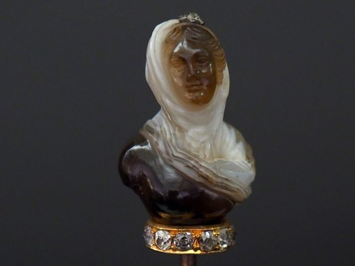 Epingle à cravate en or jaune 14k, à décor en pierre dure d'une femme 