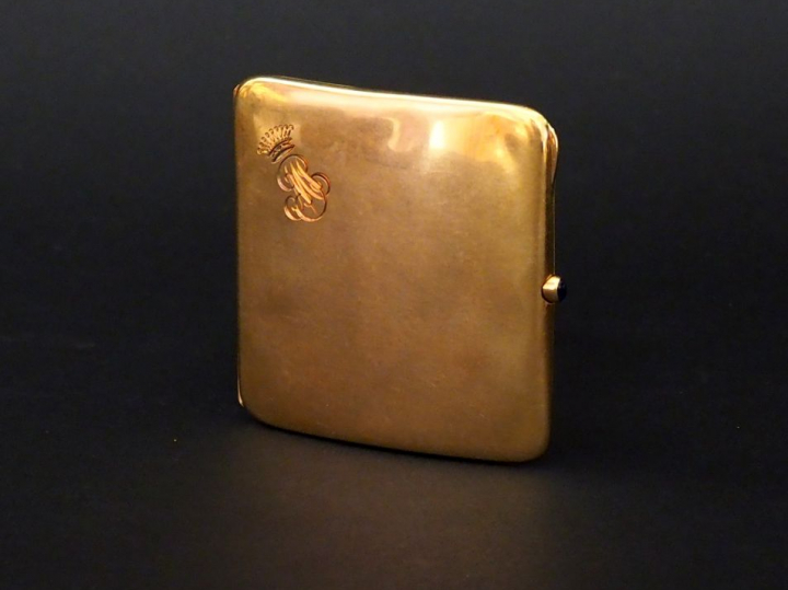 	Etui à cigarettes de forme bombée en or jaune, à décor de monogramme 