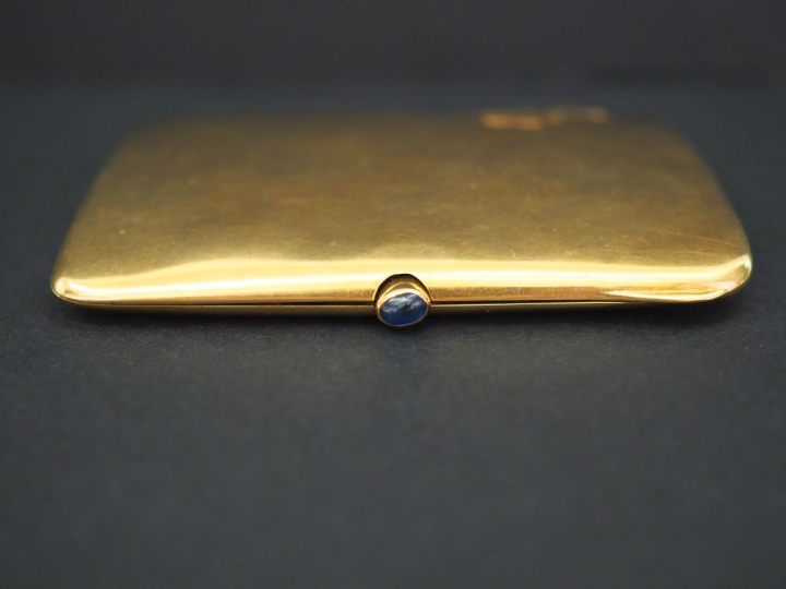	Etui à cigarettes de forme bombée en or jaune, à décor de monogramme 
