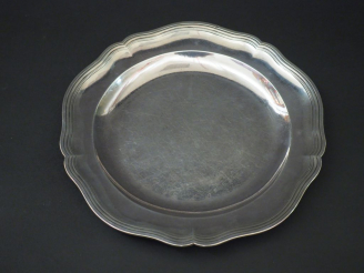 Vente aux enchères Plat rond XVIIIème en argent, à décor de filets moulurés. Bord polylob