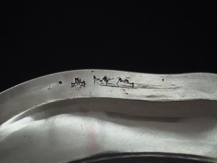 Plat rond XVIIIème en argent, à décor de filets moulurés. Bord polylob