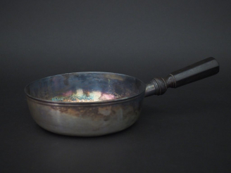 Vente aux enchères Poêlon XVIIIème en argent lisse, à décor de filets sur le bord.  Manch